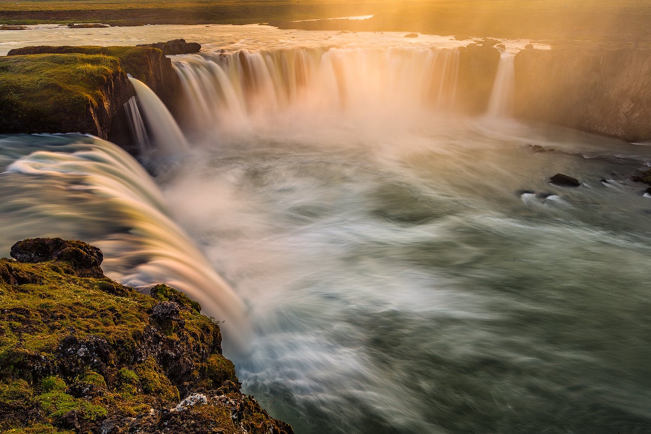 Der wunderschöne Wasserfall der Götter, Godafoss, im Norden Islands.