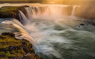 La bellissima cascata degli dei, Godafoss, nel nord dell'Islanda