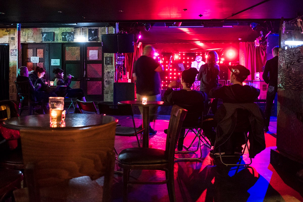 Besucher und DJ Dada Pogrom zur Goth Night in der Music Bar / Club GAUKURINN in Reykjavik