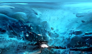 Vous verrez les couleurs étonnantes d'une grotte de glace lors de cette visite