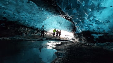 Elke grot is anders en de ijsgrotten in de Vatnajokull veranderen voortdurend