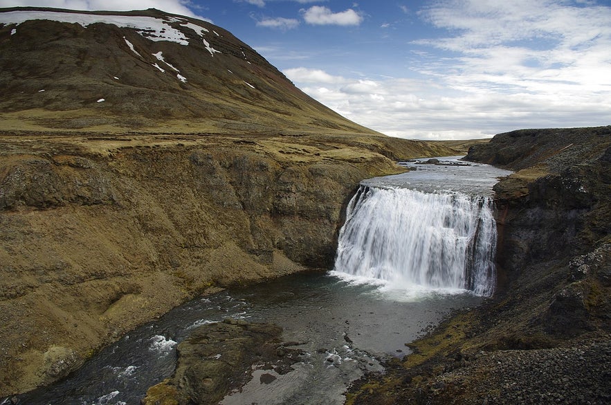 Þórufoss is a beautiful waterfall that is situated close to Þingvallavatn lake.