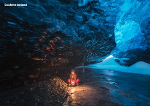 At udforske en naturlig isgrotte er en unik oplevelse, der kun er mulig mellem november og marts.