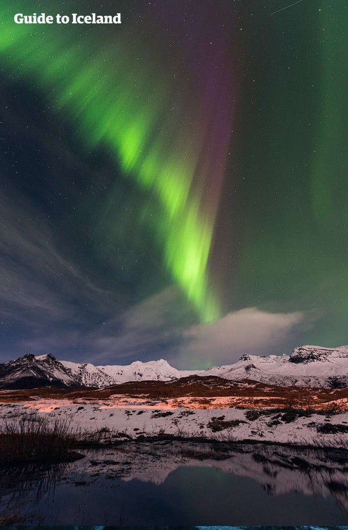 Nordlyset daler ned fra en stjerneklar himmel.