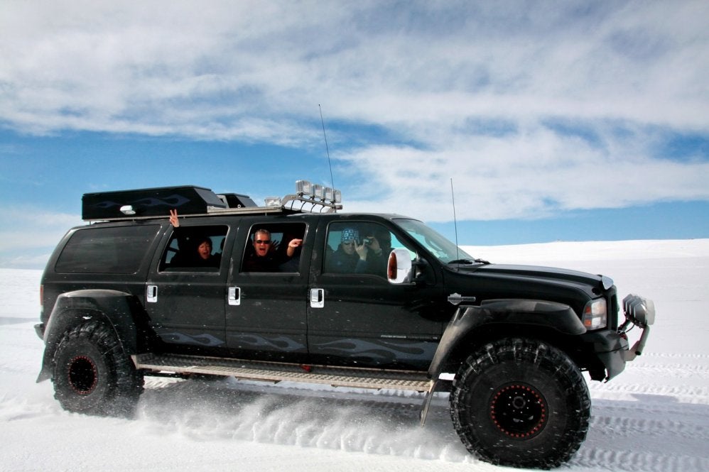 Glaciärkörning med en superjeep är spännande!