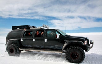 Glaciärkörning med en superjeep är spännande!