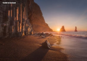 Un ejemplo de las formaciones de roca basáltica hexagonal en la playa de arena negra Reynisfjara.