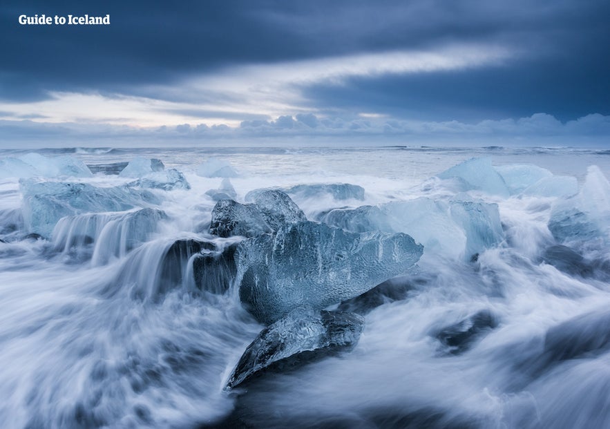 杰古沙龙冰河湖对面的钻石冰沙滩一年四季都有冰石在黑沙滩上