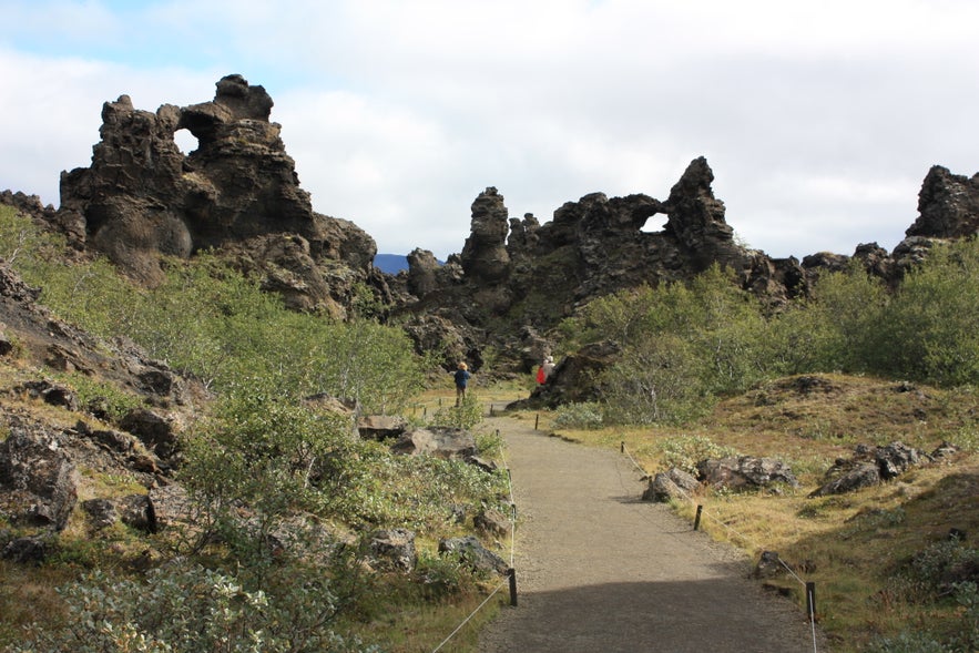 Dimmuborgir, oder dunkle Städte, in Nordisland mit tollen Wanderwegen