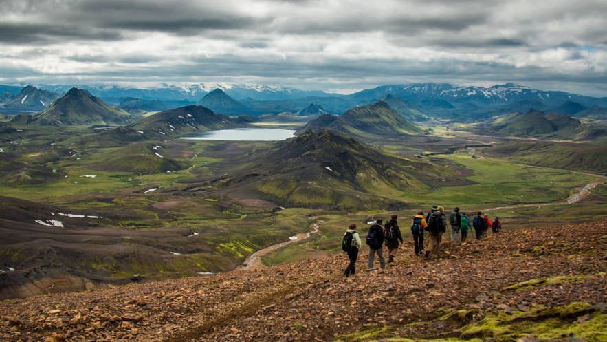 Wandern auf den Pfaden von Landmannalaugar ist im Sommer besonders beliebt.