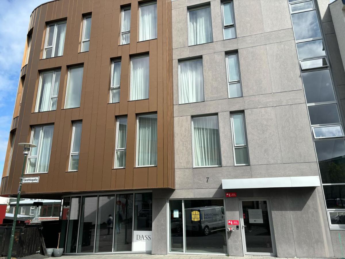 El edificio del Hotel Midtown se ve moderno.