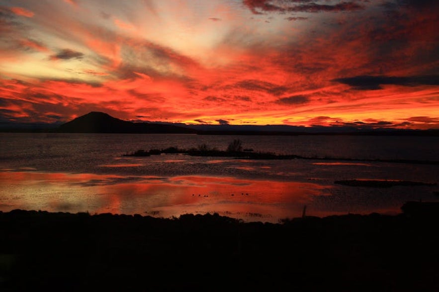 Coucher de soleil sur le magnifique lac Mývatn au nord de l'Islande