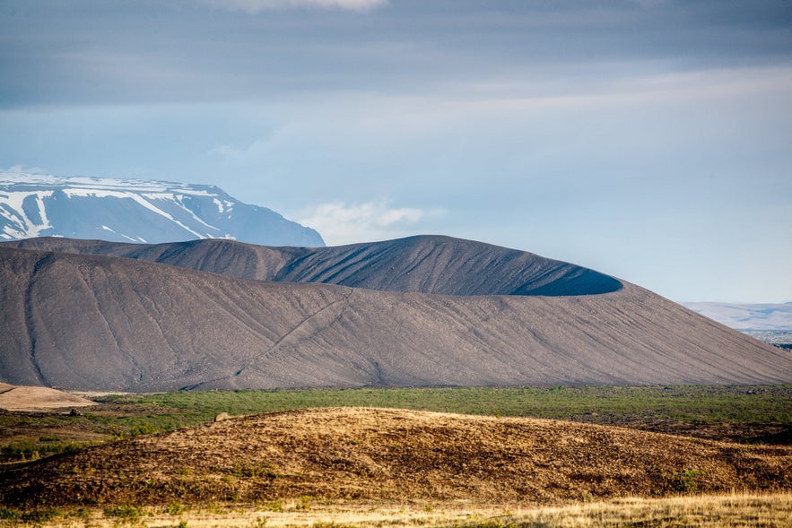 Le cratète Hverfjall et sa nature environnante vers Myvatn en Islande