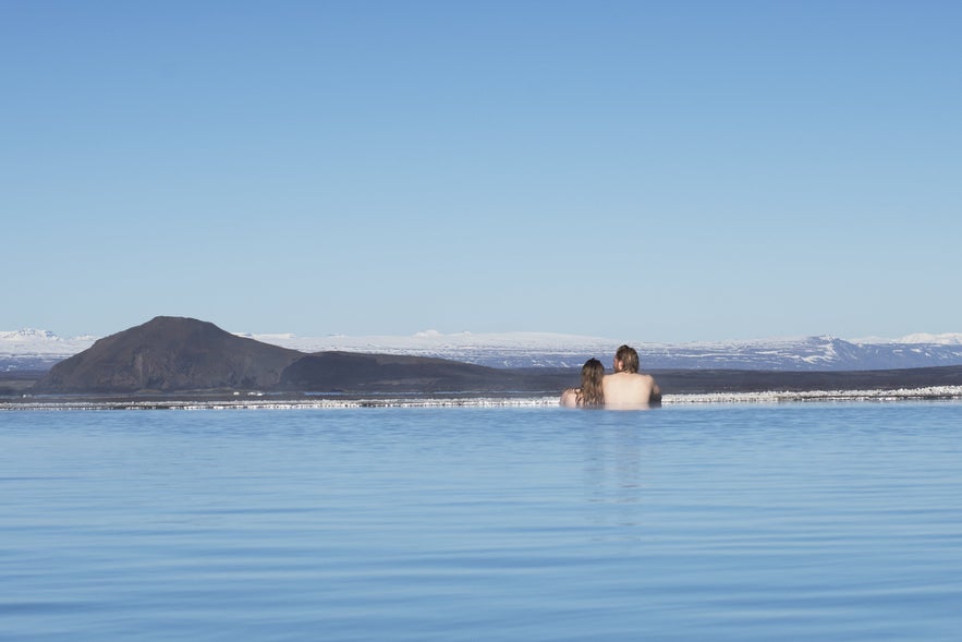 Moment romantiques dans le Blue Lagoon du nord de l'Islande