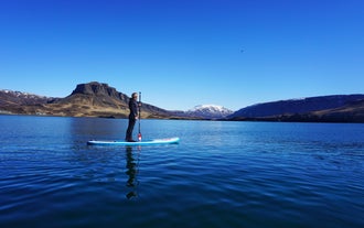 在冰岛鲸鱼峡湾远观蓝山