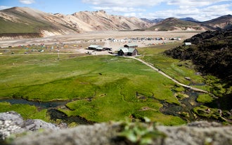 Der er en campingplads for rejsende i Landmannalaugar.