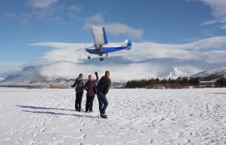 アイスランド西部の雪原を飛ぶ飛行機