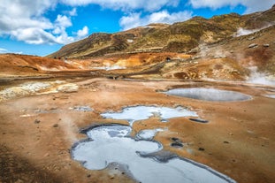 The Reykjanes peninsula has hundreds of hot springs in different areas.