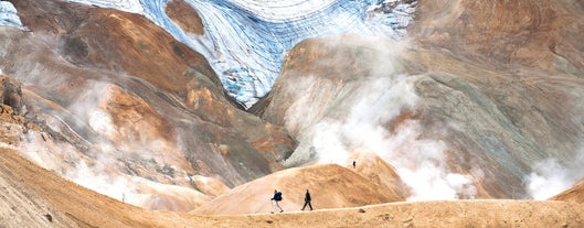 Durante un'escursione sulle Highlands, attraverserete un'area geotermica in cui il vapore emerge dal terreno