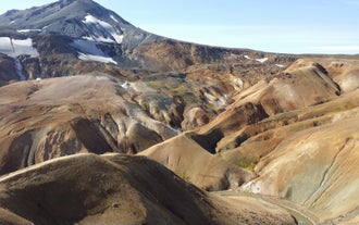De bergen van Kerlingarfjöll in de hooglanden bieden bezoekers een kleurrijk uitzicht