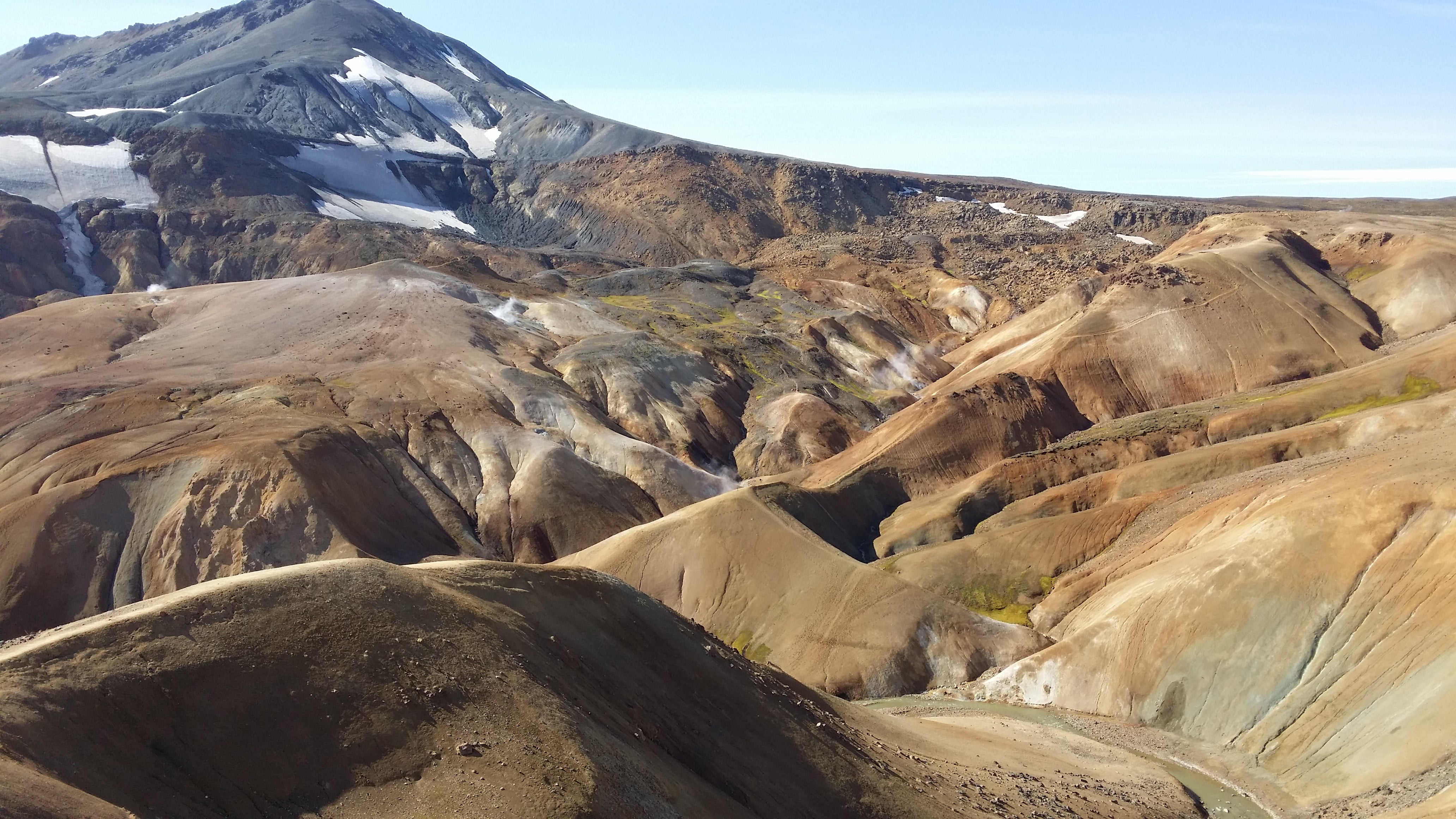 Las montañas Kerlingarfjöll en las tierras altas brindan una vista colorida a los visitantes