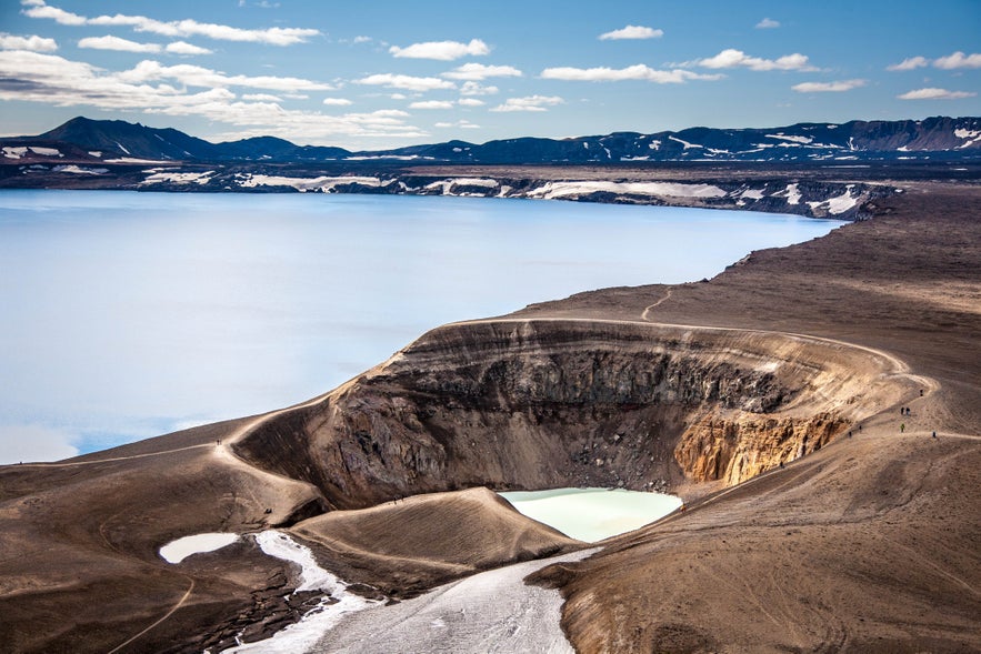 Le magnifique lac d'Askja et sa source chaude de cratère de Víti