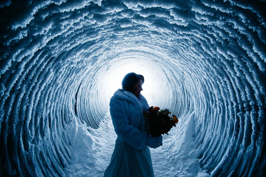 氷河のトンネルの中にはチャペルもある