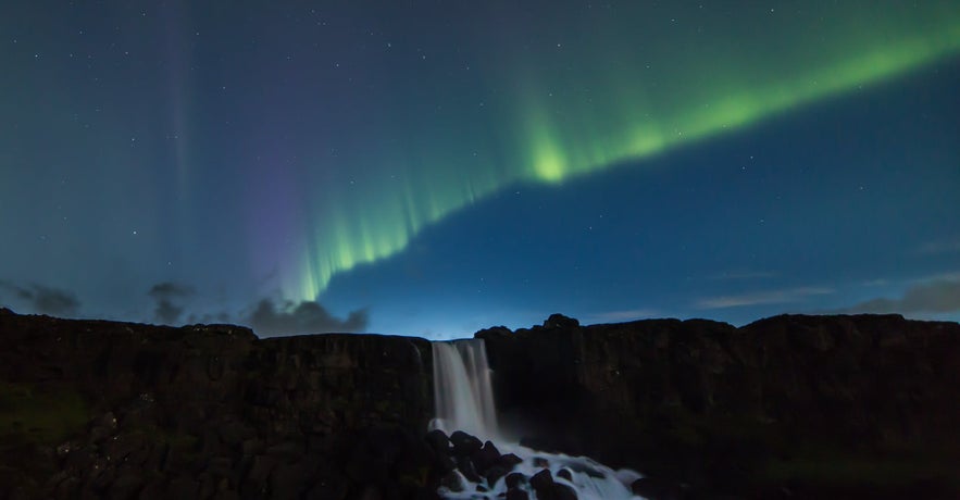 黃金圈辛格維利爾國家公園內的Öxarárfoss上空的極光