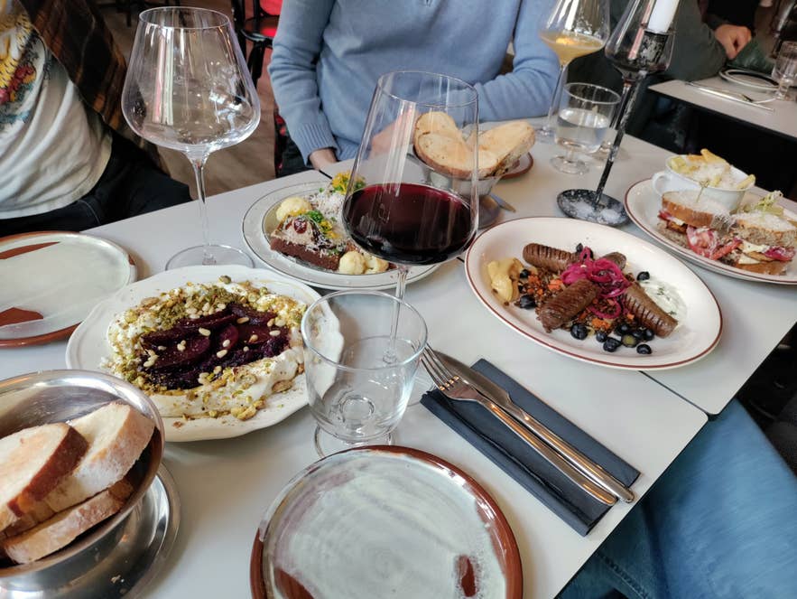 Сытный ужин на компанию в Litli Barinn: вино, колбаски, свекольный дип и домашний хлеб.