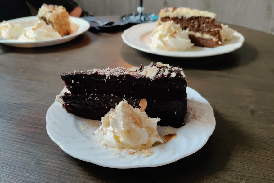 Le dessert gagnant était le riche gâteau au chocolat !