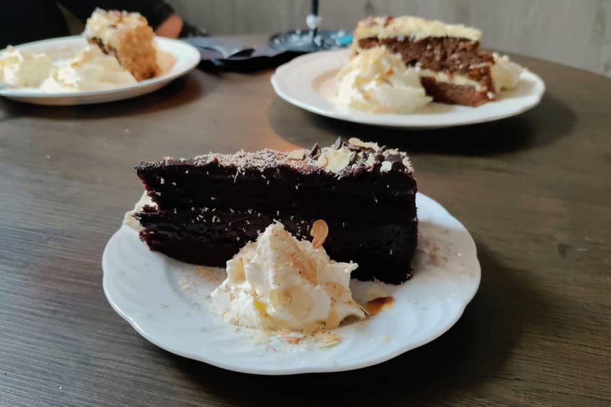 Overdadige chocoladetaart met slagroom geserveerd bij Litli Barinn, perfect voor een ontspannen middag. Overdadige chocoladetaart met slagroom geserveerd bij Litli Barinn, perfect voor een ontspannen middag.