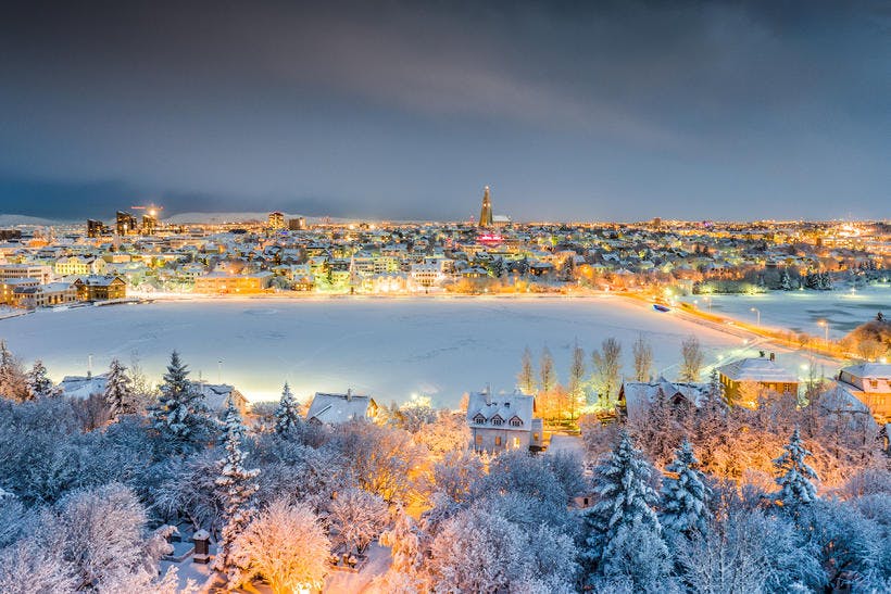 Centrum Reykjaviku pokryte delikatnym śniegiem.