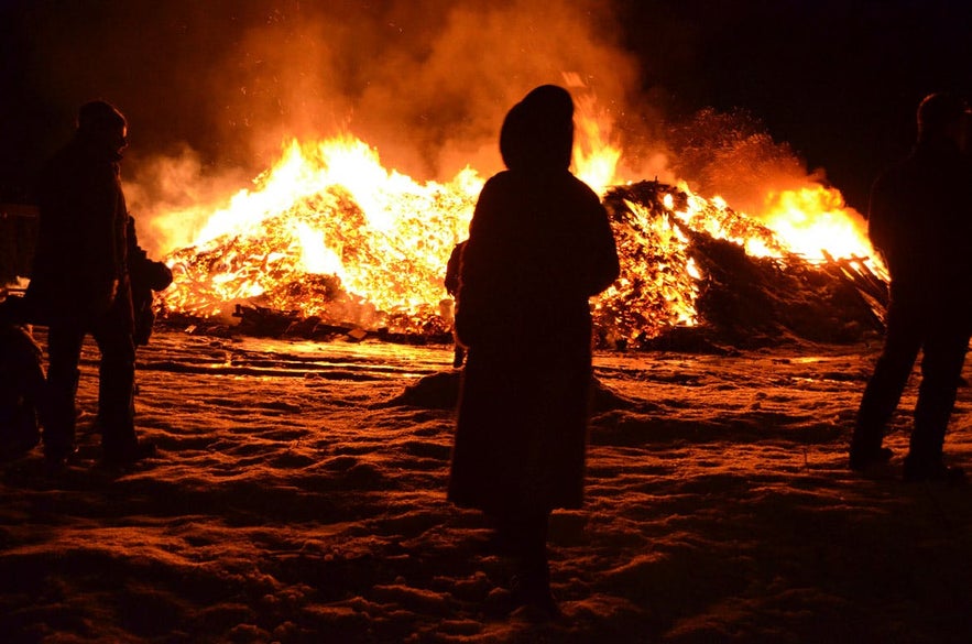 Réchauffer vos os autour d'un grand feu de joie est une véritable tradition du nouvel an islandais.