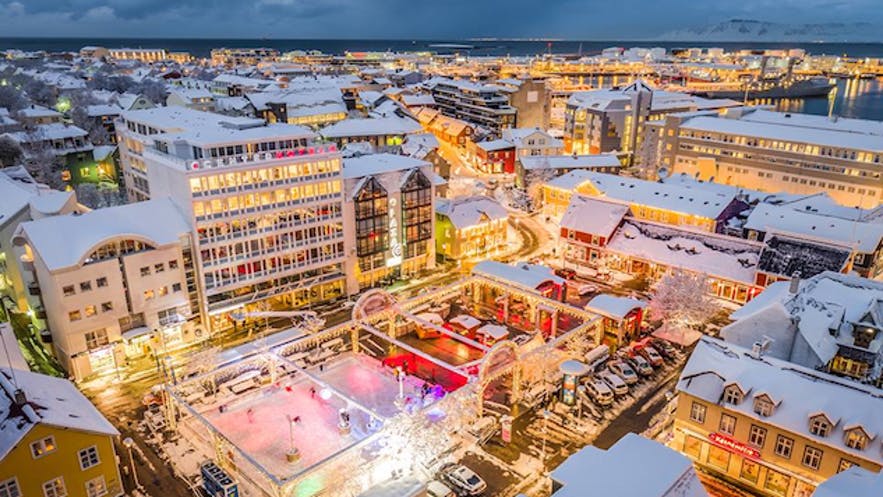 Faire du patin à glace sur Ingólfstorg dans le centre-ville de Reykjavík est une affaire de vacances amusante.