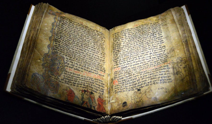 Un ancien manuscrit de la saga islandaise de Njáll, exposé à la Maison de la culture de Reykjavik.