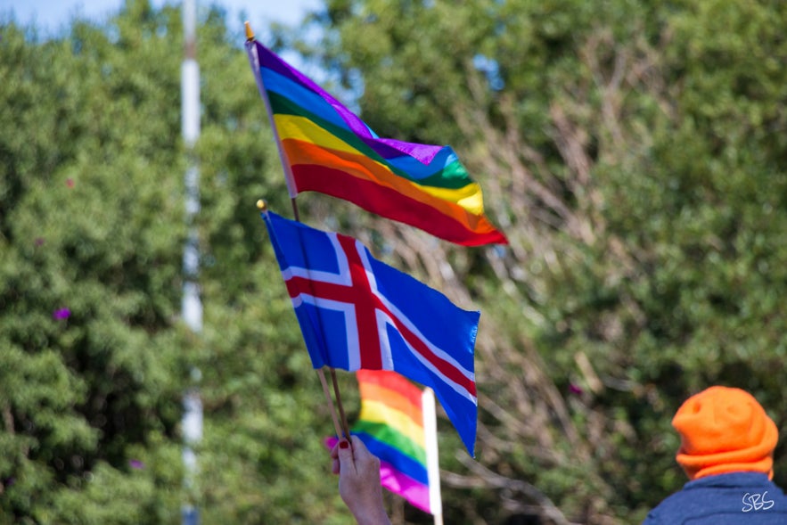 Le drapeau arc-en-ciel de la communauté LGBTQIA et le drapeau islandais côte à côte.