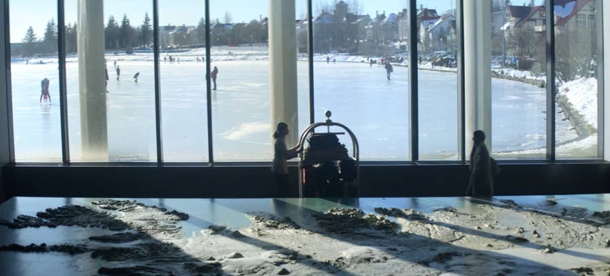 Reykjavíks rådhus optræder som hotel i afsnit 3, sæson 4, af Black Mirror