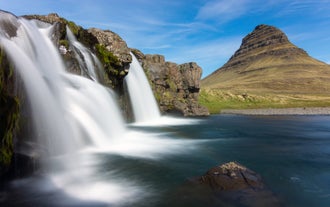 Kirkjufellsfoss, osobliwy wodospad obok góry Kirkjufell.
