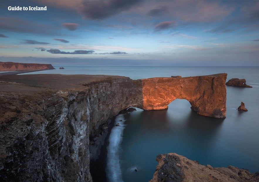 Dyrhólaey es una pequeña península famosa por sus acantilados llenos de aves y su espectacular arco de roca.