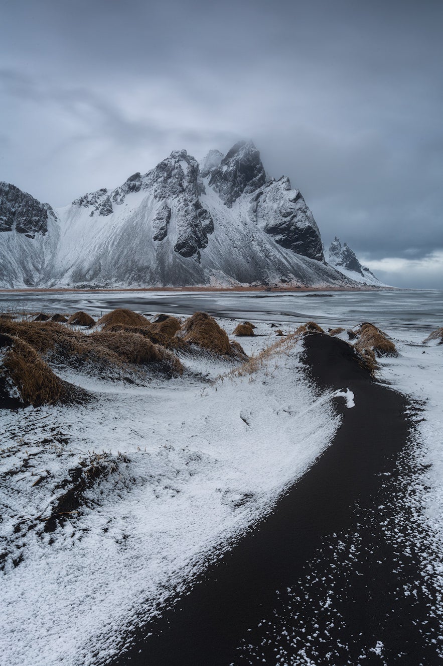 被一層薄雪覆蓋的Vestrahorn