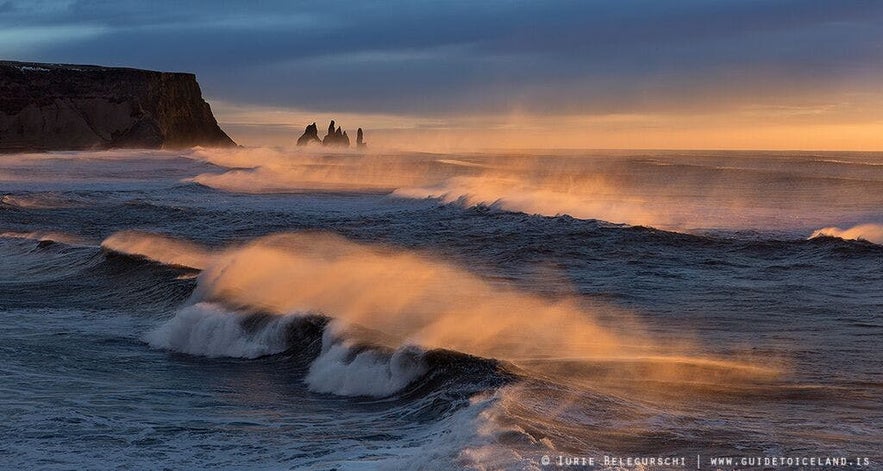 冰岛南岸黑沙滩凶猛的海浪