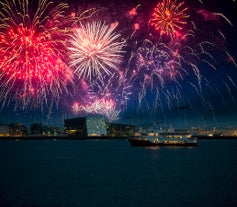 海上からみるレイキャビクの打ち上げ花火の様子はまた一味違う