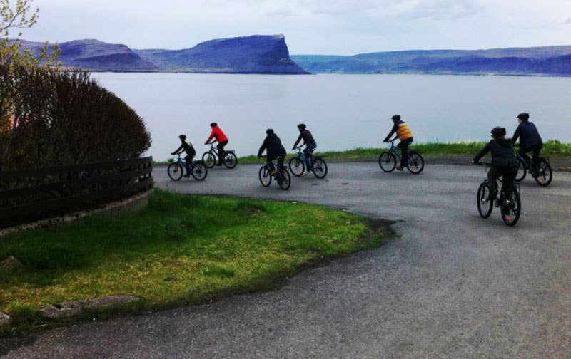 Fietsen in de Westfjorden tijdens een fietstocht vanuit Patreksfjordur is een geweldige groepsactiviteit.