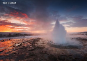 Andas in den kalla luften när du ser gejsern Strokkur få ett utbrott på din självkörande vintertur.