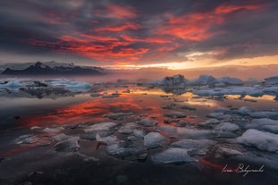 Le coucher de soleil sur la lagune glaciaire de Jokulsarlon, sur la côte sud de l'Islande, est unique.