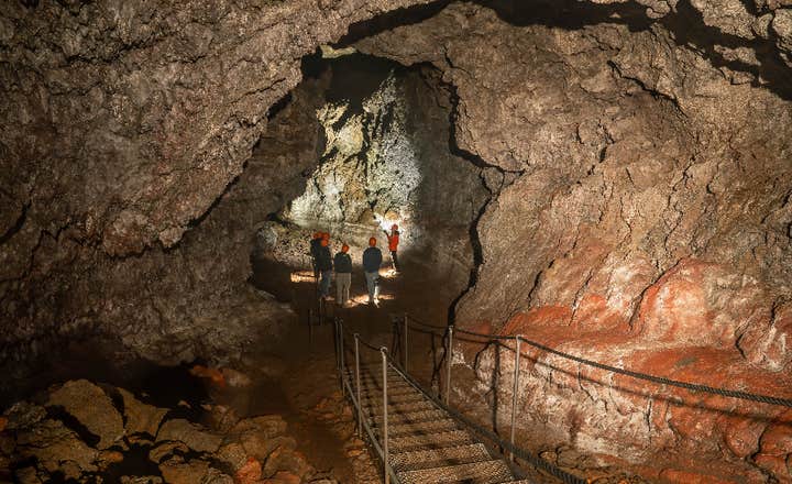 Grottan visar vackra färger och lavaformationer