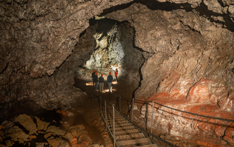 Die Höhle zeigt wunderschöne Farben und Lavaformationen