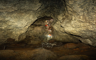 In questo tour della grotta di Vatnshellir scenderete a 35 metri sotto la superficie.