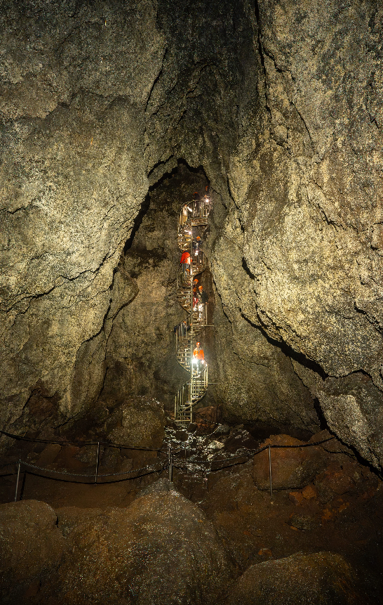 Tur i Vatnshellir-grotten