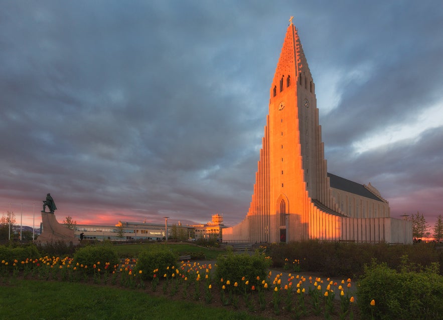 The church of Hallgrímskirkja and the statue of Leifur Eiríksson in the heart of Reykjavík.